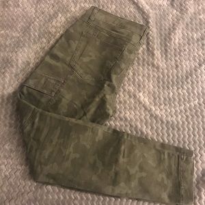 NWOT Camouflage Cargo Style Skinny Pants
